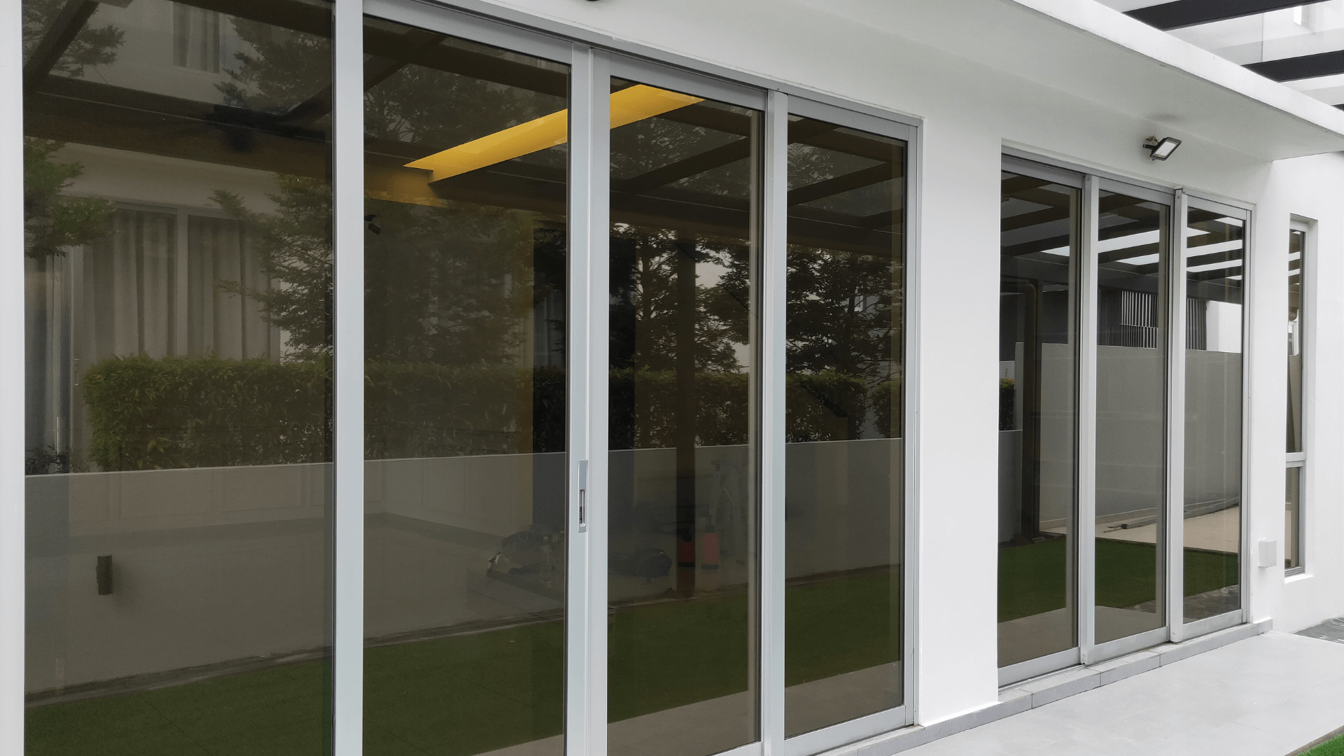 Folia Anty UV Ochrona i Bezpieczeństwo Instalacja folii anty UV na oknie
